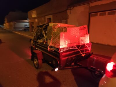 Vecino de El Ejido transportando el material a Valencia