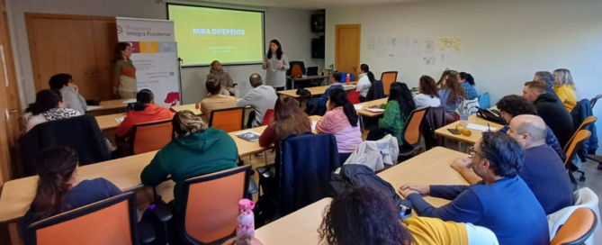 Charla de Pilar Castro sobre atención psicosocial en Fundomar